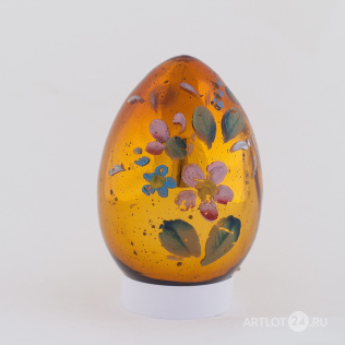 Пасхальное яйцо с цветочным орнаментом и надписью "Х.В."