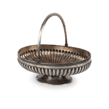 Серебряная фруктовница в неоклассическом стиле фирмы Н. А. Любавина