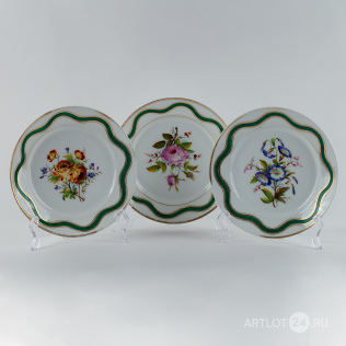 Комплект из трёх тарелок с зелёной орнаментальной лентой «Садовые цветы»