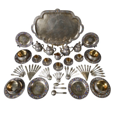 Редкий сервиз для чая, кофе и десерта из 78 предметов в «русском стиле», исполненный по индивидуальному заказу петербургским серебряных дел мастером, поставщиком Императорского двора Карлом Альбрехтом в 1879 году