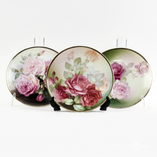Три декоративные тарелки с цветами