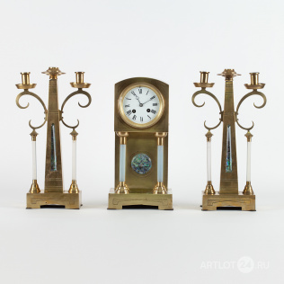 Часы и два канделябра в стиле модерн