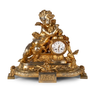 Каминные часы с фигурой Амура, держащего голубя в руках