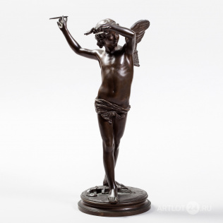 Скульптура ангела со стрелами в руках
