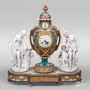Каминные часы в форме вазы с бисквитными фигурами в стиле Севр