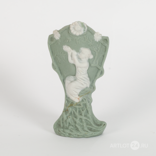 Декоративная вазочка с изображением девушки с рожком