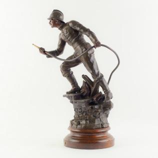 Скульптура «Пожарный со шлангом»