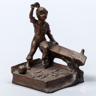 Фигурка «Мальчик играет в  боулинг»