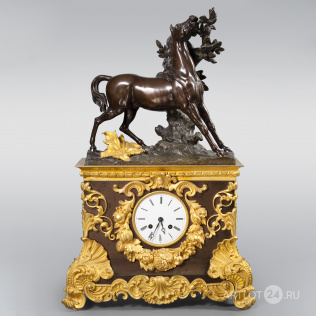Каминные часы с фигурой лошади