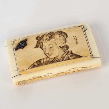 Костяной портсигар с резным декором