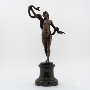 Скульптура «Девушка со змеёй» в стиле ар-деко