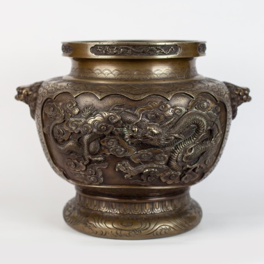 Ваза с резьбой в виде китайского дракона