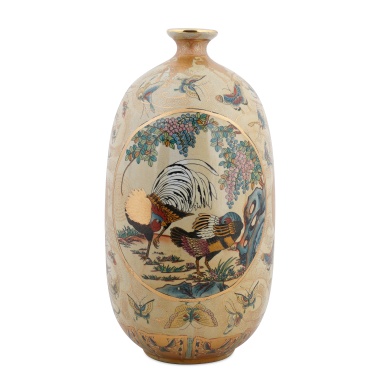 Японская ваза с изображением бабочек