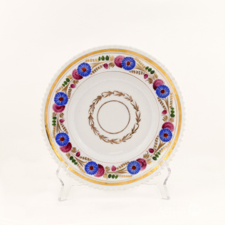 Тарелка с цветочным орнаментом