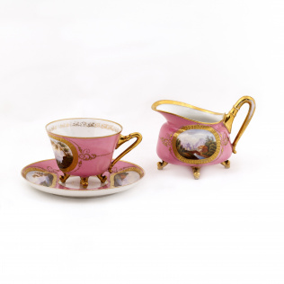Чайная пара и молочник розового крытья с пейзажами в медальонах