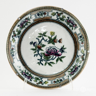 Декоративная тарелка  с веткой шиповника