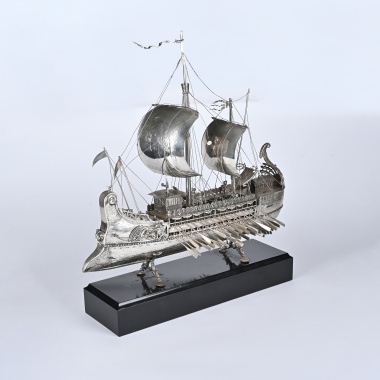 Серебряная модель корабля «Римская бирема под поднятыми парусами»