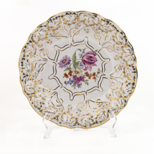 Тарелка с цветами и рельефным орнаментом