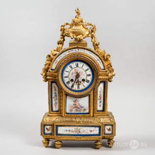 Фарфоровые будуарные часы в стиле Севрской мануфактуры