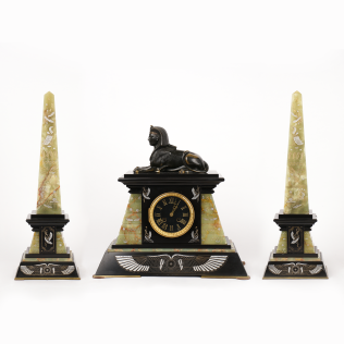 Каминные часы с двумя декоративными стелами «Сфинкс»