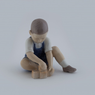 Статуэтка «Мальчик с кубиками»