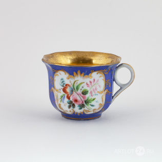 Чашка чайная с букетами цветов в резервах