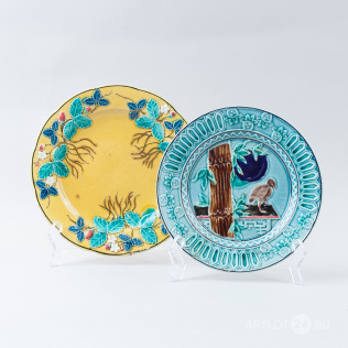 Две декоративные фаянсовые тарелки Т-ва М.С. Кузнецова