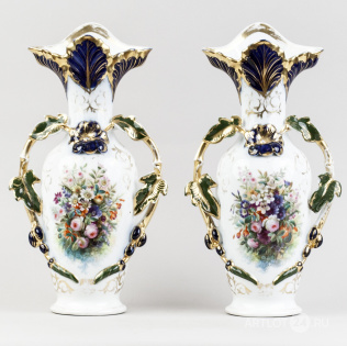 Парные вазы с цветочными композициями