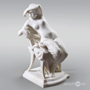 Мраморная скульптура «Обнаженная на стуле»