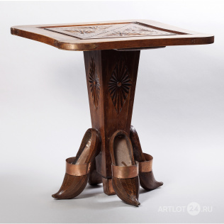 Резной стол с декоративными элементами в виде туфель