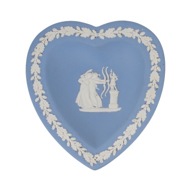 Блюдо Веджвуд с рельефным декором в неоклассическом стиле