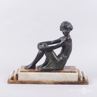 Скульптура сидящей девушки