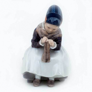 Статуэтка "Девочка за вязанием"