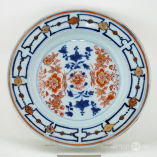 Тарелка с декоративной росписью