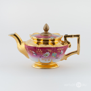 Чайник с цветочным орнаментом