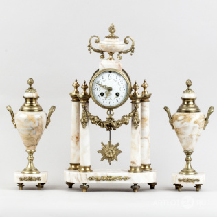 Каминные часы-портик и два декоративных вазона