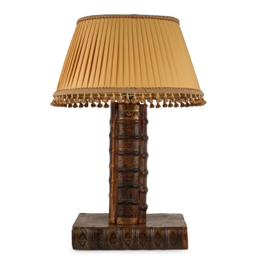 Настольная лампа в виде старинных книг