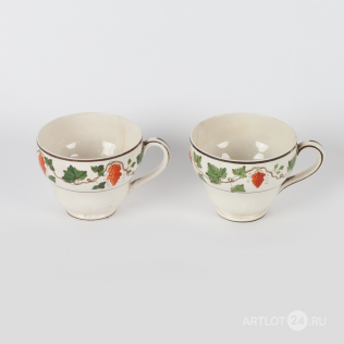 Две чайные чашки с растительным орнаментом