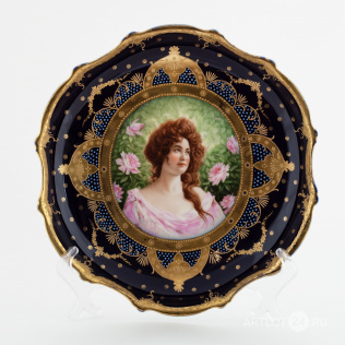Декоративная тарелка с женским портретом в медальоне