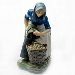 Статуэтка "Девушка, собирающая картошку"