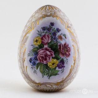 Пасхальное яйцо с букетом цветов и надписью "ХВ" в медальонах