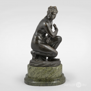 Скульптура «Венера, сидящая на корточках»