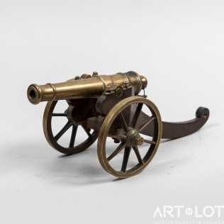 Декоративная модель артиллерийского орудия на лофете
