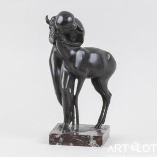 Кабинетная скульптура «Девушка с олененком»