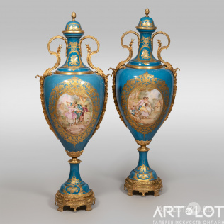 Парные вазы с живописными медальонами «Галантные дамы и кавалеры» и фигурными ручками