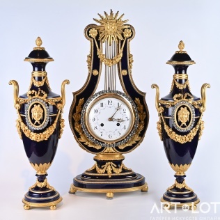Каминный комплект: часы «Лира Аполлона» и пара декоративных ваз