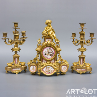 Часы с фигурой амура и два канделябра с фарфоровыми живописными вставками