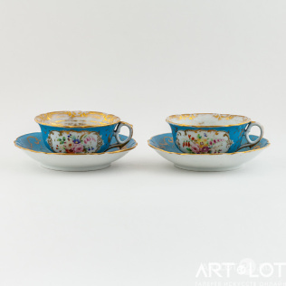 Две чайные пары с цветочной росписью в медальонах