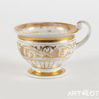 Чайная чашка с золотым орнаментальным узором