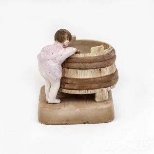 Декоративное украшение «Малыш, играющий у бочки» завода Ф.Я. Гарднера
